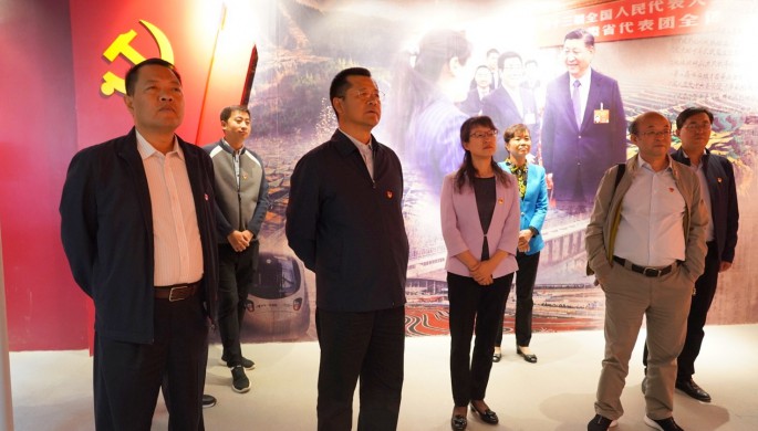 集團(tuán)公司開(kāi)展“不忘初心、牢記使命”主題黨日活動(dòng) <br/> — 參觀主題教育檔案文獻(xiàn)展