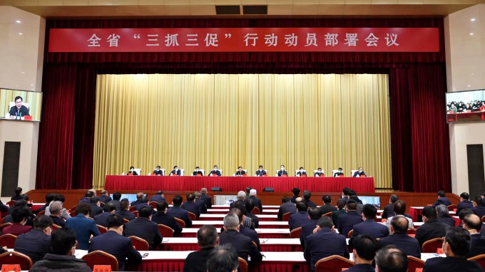 胡昌升在全省“三抓三促”行動(dòng)動(dòng)員部署會(huì)議上強(qiáng)調(diào)在學(xué)習(xí)上下功夫在執(zhí)行上鉚足勁在效能上見真章 團(tuán)結(jié)奮斗開創(chuàng)中國(guó)式現(xiàn)代化甘肅實(shí)踐的嶄新局面?任振鶴主持 莊國(guó)泰出席