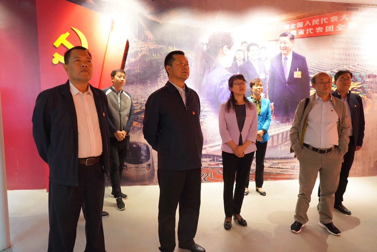 集團(tuán)公司開(kāi)展“不忘初心、牢記使命”主題黨日活動(dòng) <br/> — 參觀主題教育檔案文獻(xiàn)展