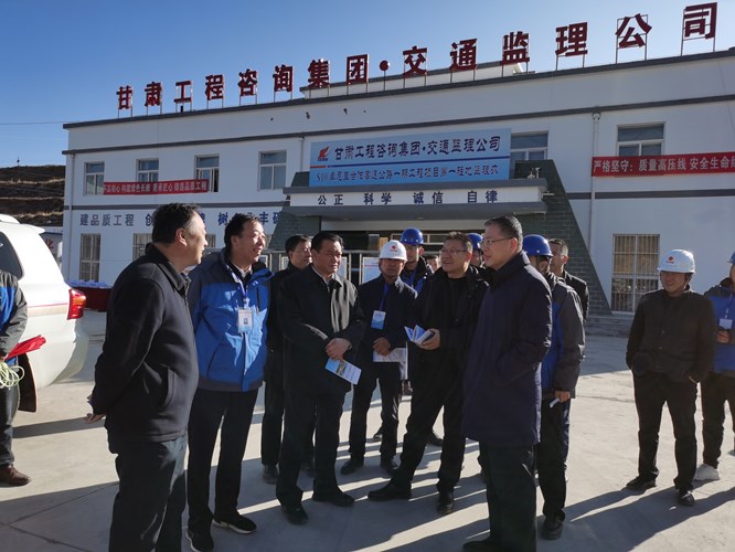 省交通運輸廳黨組書記、廳長李睿調(diào)研交通監(jiān)理公司承監(jiān)的卓合高速公路一期工程建設(shè)情況