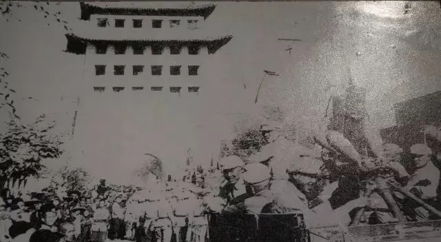 1629969448425007369.jpg 7解放軍炮兵部隊進入蘭州城區(qū).webp.jpg